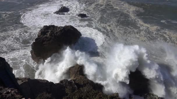 High waves breaking on rocks slow motion — Stock Video