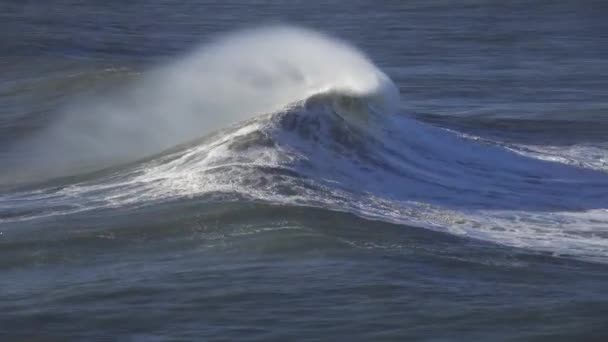 Grote golf rolt op het oppervlak van stormachtige oceaan — Stockvideo