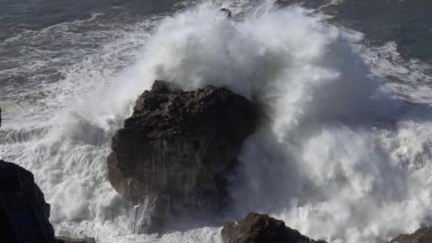 Olas altas rompiendo en rocas cámara lenta — Vídeo de stock