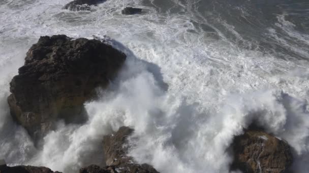 Hoge golven breken op rotsen slow motion — Stockvideo