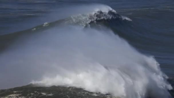 Große Wellen wälzen sich auf der Oberfläche des stürmischen Ozeans — Stockvideo