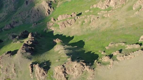 Widok z lotu ptaka krajobraz gór w Mongolii — Wideo stockowe