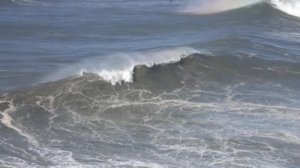 Grote golven rollen op het oppervlak van stormachtige oceaan — Stockvideo