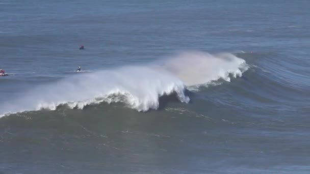 Grande vague roulant à la surface de l'océan orageux — Video