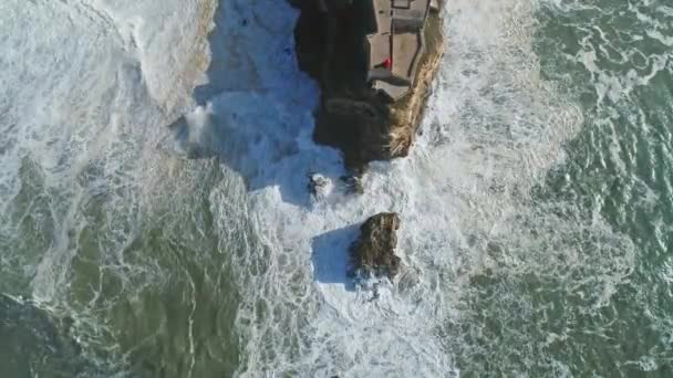 Portekiz 'de kalesi olan uçurumdaki deniz feneri. — Stok video