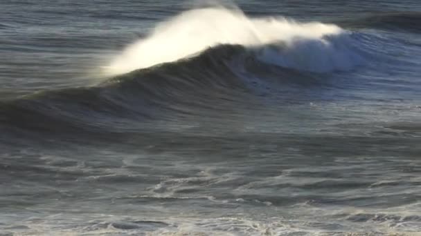 Grote golf rolt op het oppervlak van stormachtige oceaan — Stockvideo