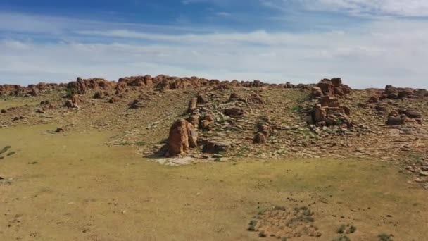 Rock formations in Gobi desert Mongolia — Stock Video