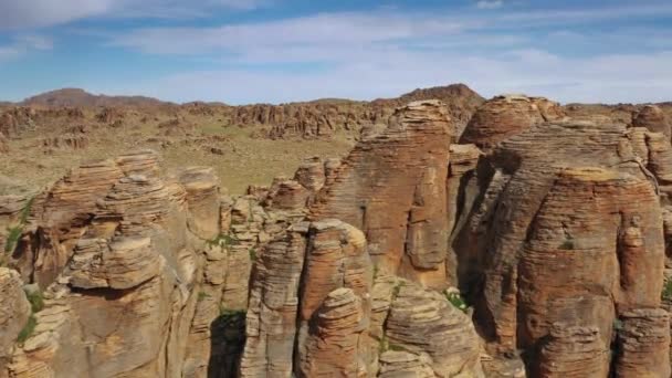 Βραχώδεις σχηματισμοί στην έρημο Γκόμπι Μογγολία — Αρχείο Βίντεο