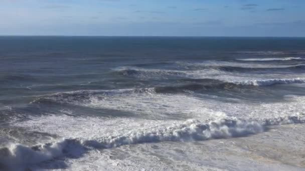 Widok z lotu ptaka na duże fale Oceanu Atlantyckiego — Wideo stockowe