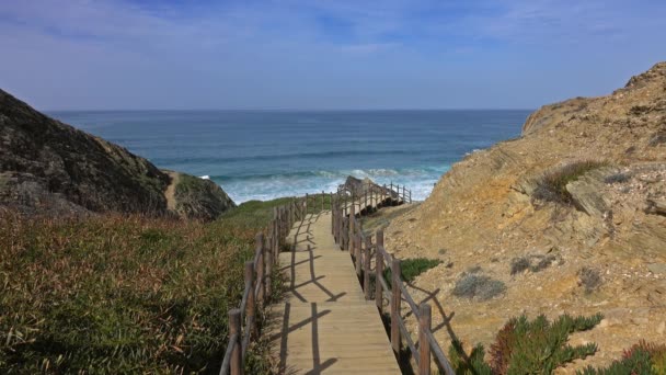 Schody na pláž na pobřeží Algarve v Portugalsku — Stock video