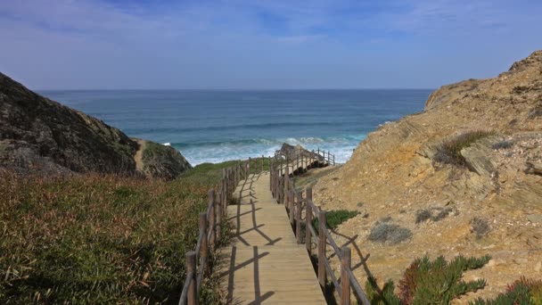 Portekiz 'in Algarve Sahili' ndeki plaja giden merdivenler. — Stok video