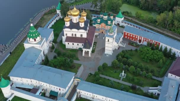 Mosteiro de Ipatievsky em Kostroma ao pôr-do-sol Rússia — Vídeo de Stock