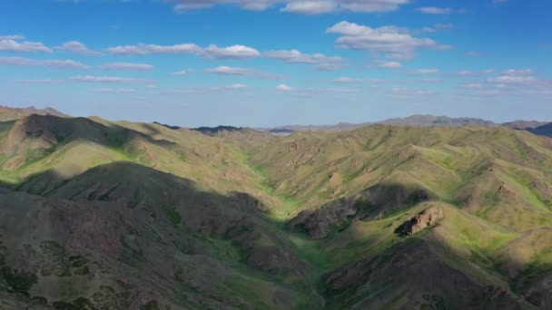 Вид с воздуха на горный ландшафт Монголии — стоковое видео