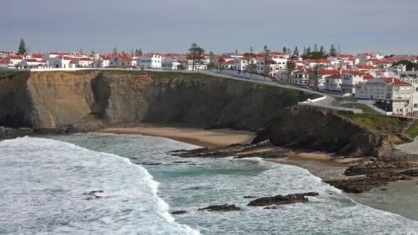 Zambujeira do Mar Stad en strand in Portugal — Stockvideo