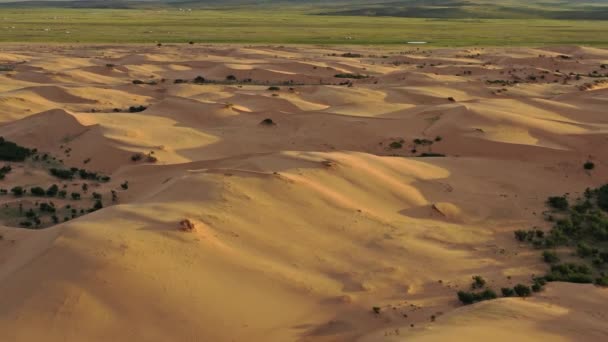 Vista aérea sobre dunas de arena en el desierto al atardecer — Vídeos de Stock