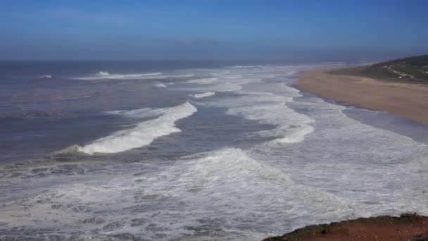 Vista aérea em grandes ondas do oceano Atlântico — Vídeo de Stock