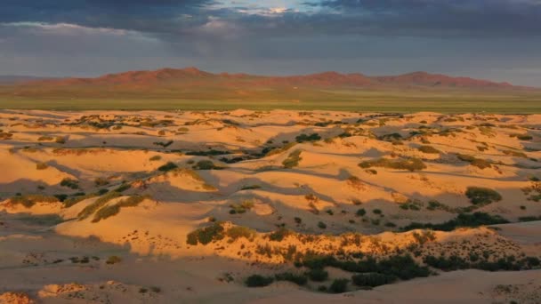 Dunas de arena en el desierto al amanecer en Mongolia — Vídeo de stock