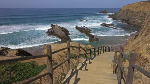 Portekiz 'in Algarve Sahili' ndeki plaja giden merdivenler. — Stok video
