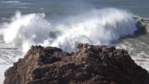 Hoge golven breken op de rotsen van de kustlijn — Stockvideo