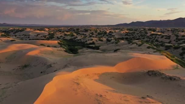 Песчаные дюны в пустыне на восходе солнца в Монголии — стоковое видео