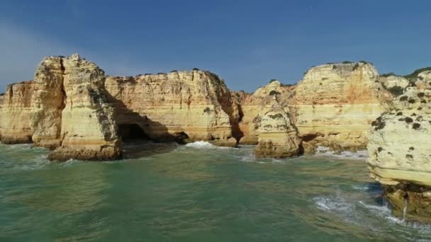 Rotskliffen en golven in Algarve Portugal — Stockvideo