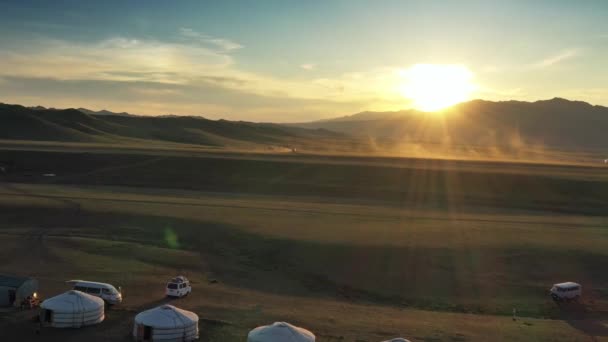 Yurts entre montains no por do sol em Mongolia — Vídeo de Stock