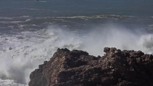 High waves breaking on the rocks of the coastline — Stock Video