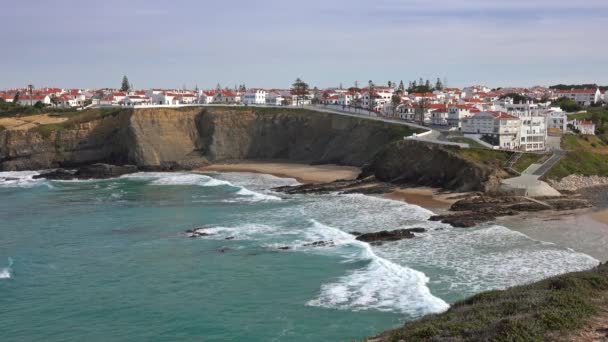 Zambujeira do Mar Stad en strand in Portugal — Stockvideo