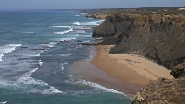 Playa de arena y rocas de acantilado en la costa atlántica — Vídeos de Stock