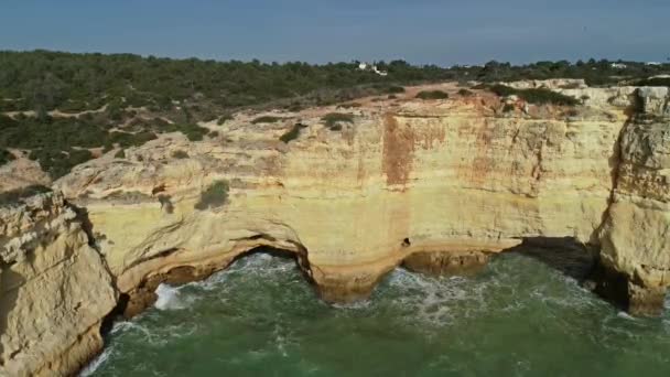 Rotskliffen en golven in Algarve Portugal — Stockvideo