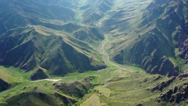 Letecký pohled na horskou krajinu v Mongolsku — Stock video