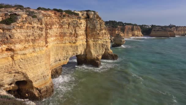 Rotskliffen en golven in Algarve, Portugal — Stockvideo