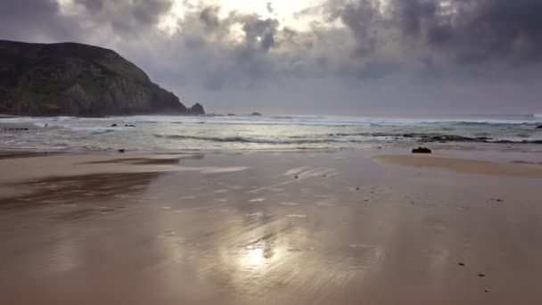 Reflection on sandy beach and rocks — 비디오