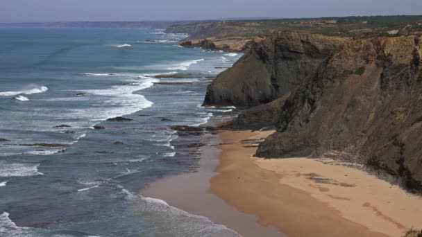 Praia de areia e penhasco rochas na costa atlântica — Vídeo de Stock
