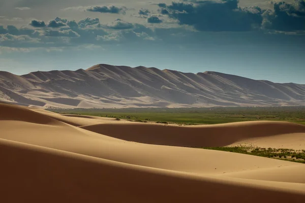 Dunas de areia no deserto de Gobi ao pôr-do-sol — Fotografia de Stock