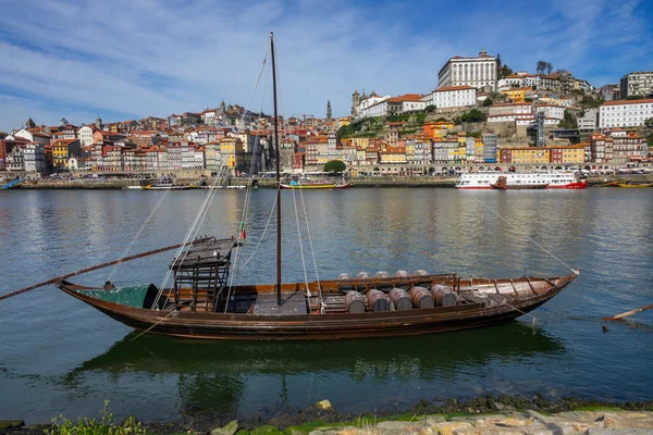 Traditionelle boote auf dem douro-fluss in porto — Stockfoto