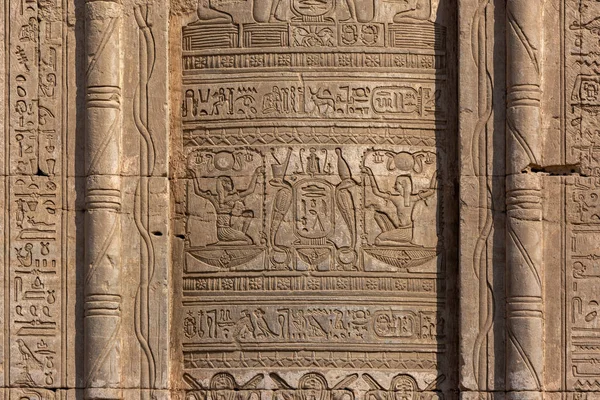 Иероглифическая резьба в древнем храме — стоковое фото