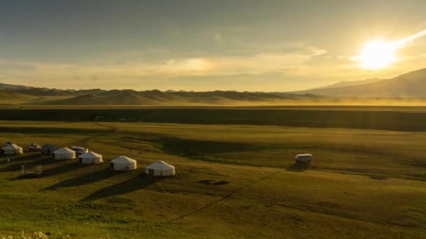 Traditionella jurtor och berg vid solnedgången Mongoliet — Stockvideo