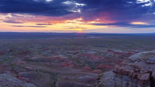 Moğolistan 'da gün doğumunda Tsagaan suvarga Kanyonları — Stok video