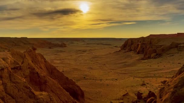 Bayanzag vlammende kliffen bij zonsondergang in Mongolië — Stockvideo