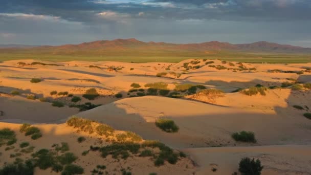 Vista aérea das dunas de areia ao nascer do sol — Vídeo de Stock