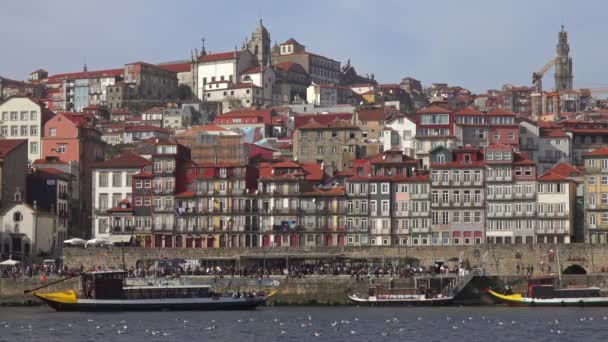 Лодки на реке Дору Порту Португалия — стоковое видео
