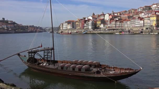 Hagyományos csónak hordókkal a Douro folyón — Stock videók