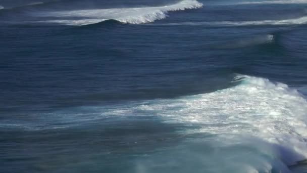 Large foamy waves rolling on stormy ocean — Stock Video