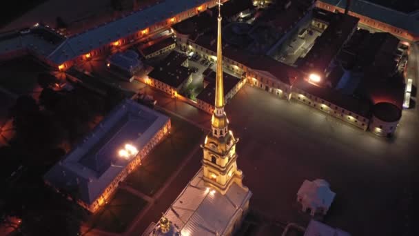 Ночной вид с воздуха на Петропавловскую крепость — стоковое видео
