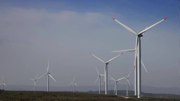 Вітряні млини або вітрові турбіни на вітроелектростанції при обертанні — стокове відео