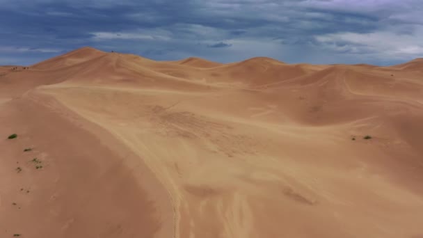 Вид з повітря на піщані дюни пустелі Гобі. — стокове відео