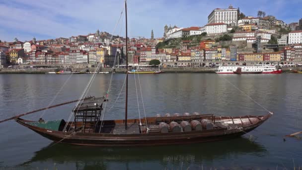 Hagyományos csónak hordókkal a Douro folyón — Stock videók