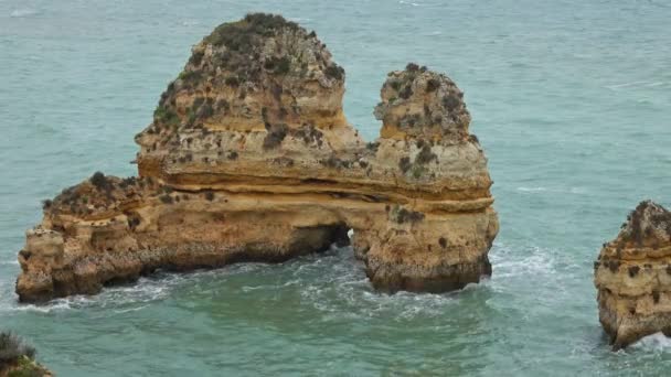 Algarve, Portekiz 'de kaya kayalıkları ve dalgalar — Stok video