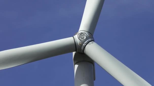 Ветряная мельница или ветряная турбина на ветряной электростанции в ротации — стоковое видео